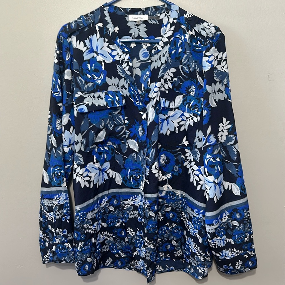 Calvin Klein Button Up Roll Tab Sleeve Blouse, V-Neck, Black/Blue/White EUC